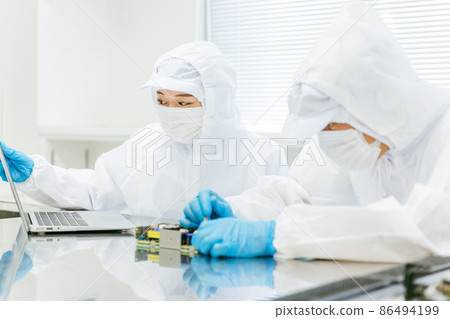 女性在潔淨室處理精密設備 86494199