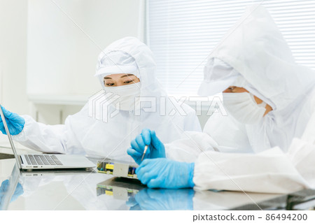 女性在潔淨室處理精密設備 86494200
