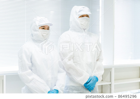 在潔淨室中穿著防塵服的男女 86495296