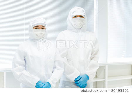Men and women wearing dustproof clothing in a clean room 86495301
