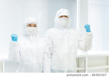Men and women wearing dustproof clothing in a clean room Men and women wearing dustproof clothing in a clean room 86495307
