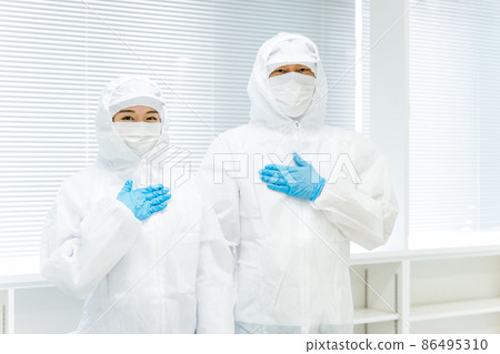 在潔淨室中穿著防塵服的男女 86495310