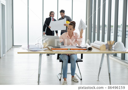 Team of male and female engineers and architects, working team, meeting, discussing construction and drawing construction plans, printing, writing on-site construction sites 86496159