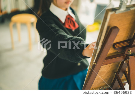 旨在通過藝術學校現役的高中生 86496928