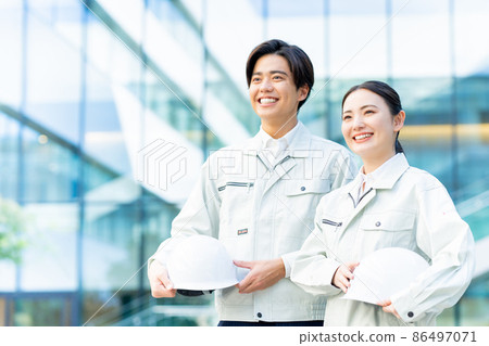 Men and women in young work clothes shooting cooperation "LINK FOREST" 86497071