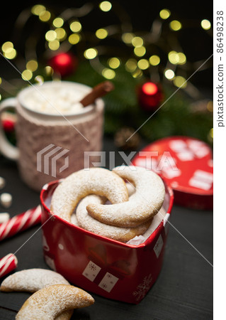 Heart shaped Gift box full of Traditional German or Austrian Vanillekipferl vanilla kipferl cookies 86498238