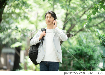 Casual business middle man smartphone 86498338