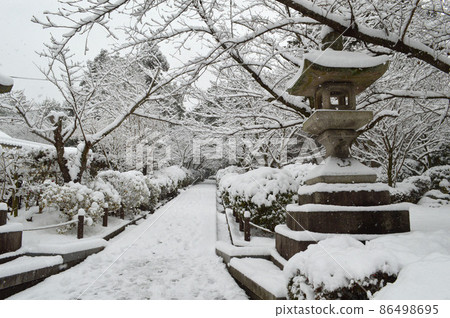 The approach to Ningzakashita from Higashiyama, Kyoto City in winter The approach to Ningzakashita from Higashiyama, Kyoto City in winter 86498695