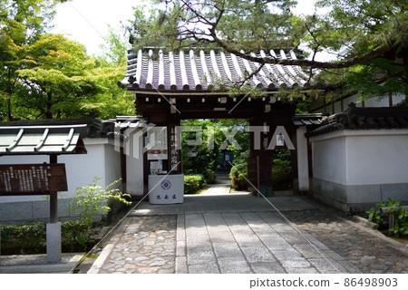 Kyoto: Taizo-in Temple of Myoshinji Temple in early summer 86498903