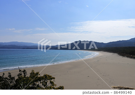 Blue sky, sea and beautiful sandy beach 86499140