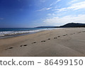 Blue sky, sea, beautiful sandy beach and footprints 86499150