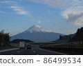 高速公路和白雪皚皚的富士山 86499534