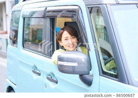 駕駛客車的女性 86500687