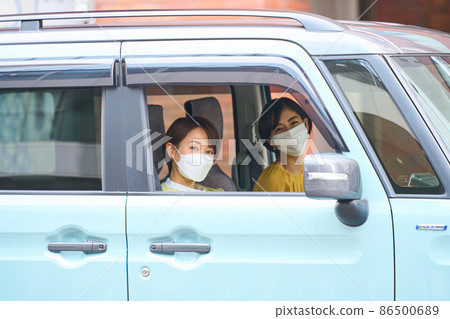 Female driving a passenger car 86500689