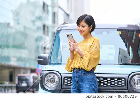 Car female smartphone outside the car Car female smartphone outside the car 86500729