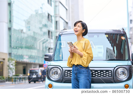 Car female smartphone outside the car Car female smartphone outside the car 86500730