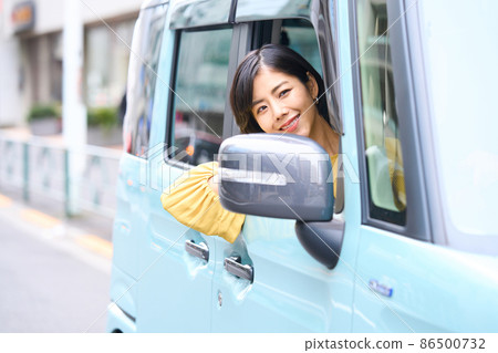 駕駛客車的女性 86500732