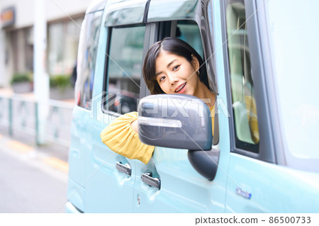 駕駛客車的女性 86500733
