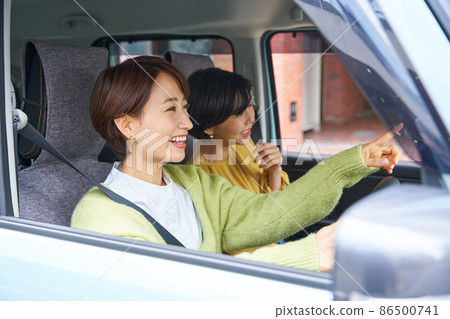 駕駛客車的女性 86500741