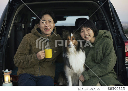 Parent-child outdoor image of going out by car with a dog Parent-child outdoor image of going out by car with a dog 86500815