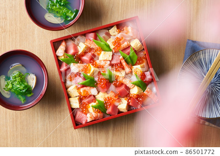 Chirashizushi and clam soup 86501772