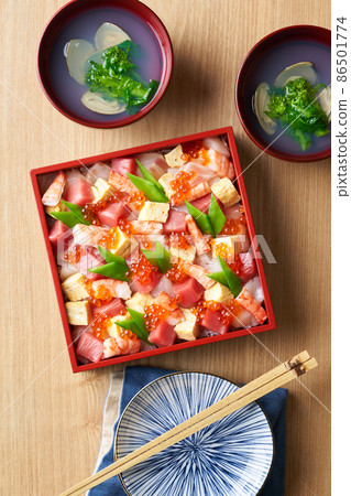 Chirashizushi and clam soup 86501774