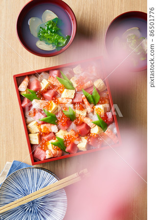 Chirashizushi and clam soup 86501776