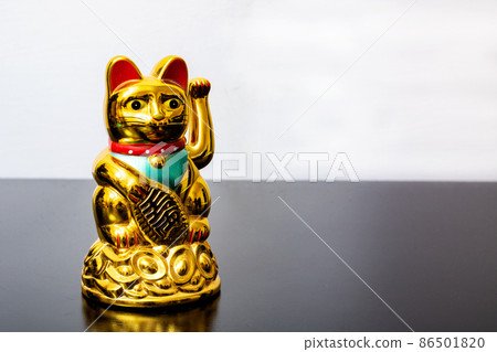 Japanese cat symbol with coins close up Japanese cat symbol with coins close up 86501820