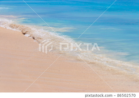Soft wave of ocean on sandy beach 86502570