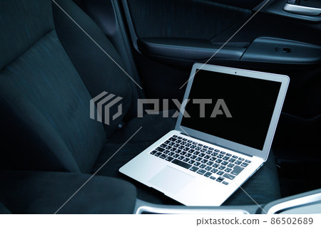 Use a laptop in the car Use a laptop in the car 86502689
