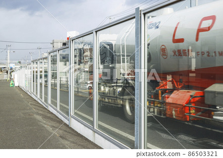 在噪聲測量期間，噪聲屏障 86503321