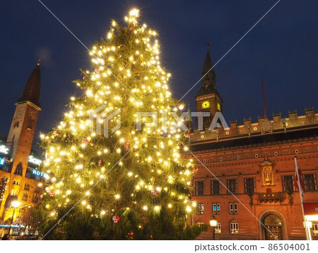 Christmas tree in the town shining at night 86504001