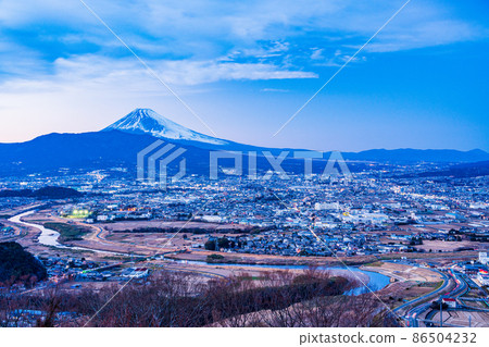 (靜岡縣東部)三島市、清水町、長泉町街景和富士山夜景 (靜岡縣東部)三島市、清水町、長泉町街景和富士山夜景 86504232
