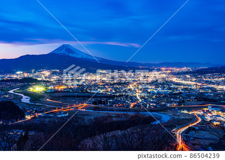 （靜岡縣東部）三島市、清水町、長泉町街景和富士山夜景 86504239