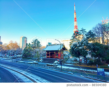 增上寺和積雪的東京塔（東京都港區）* 2022 年 1 月 86504380