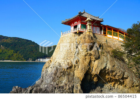 [Setouchi 33 Kannon Sacred Ground] No. 24 Abuto Kannon and the clear autumn sky 4 Fukuyama City, Hiroshima Prefecture 86504415