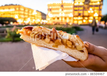 俄羅斯美食 pirog 橫截面和城市景觀 86504467