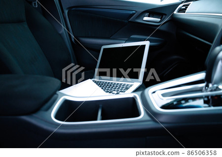 在車內使用筆記本電腦 86506358