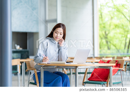 University student University student 86506385