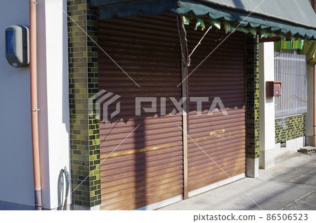 購物區的一個孤獨的百葉窗 86506523