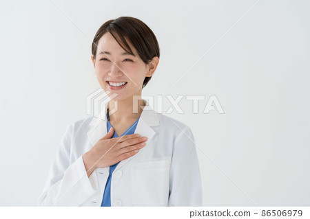 女醫生把手放在胸前 86506979
