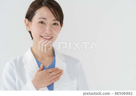 醫護人員把手放在胸前 醫護人員把手放在胸前 86506982