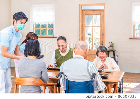康復中心午餐場景 86507335