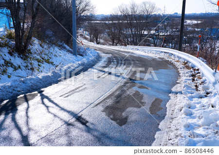 Curved winter slope 86508446