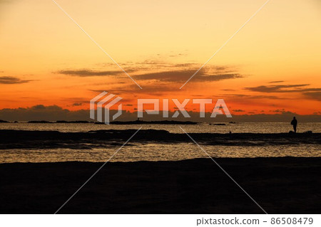 Scenery before sunrise in Nachikatsuura Town, Wakayama Prefecture 86508479