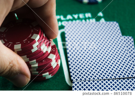 HAND HOLDING POKER CHIPS 86510078