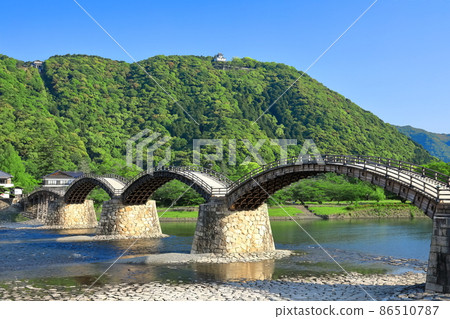 [Yamaguchi Prefecture] Kintaikyo Bridge and Iwakuni Castle under clear skies 86510787