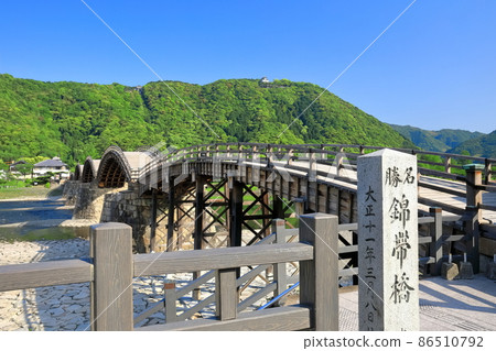[Yamaguchi Prefecture] Kintaikyo Bridge and Iwakuni Castle under clear skies 86510792