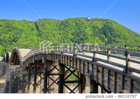 [山口縣]晴空下的錦帶橋和岩國城 86510797
