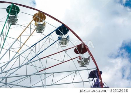 Ferris wheel in an amusement park 86512658